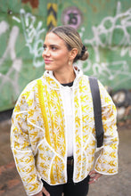 Lade das Bild in den Galerie-Viewer, Kurze Kantha-Jacke