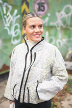 Načíst obrázek do prohlížeče Galerie, Bunda Kantha Short