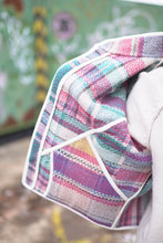 Lade das Bild in den Galerie-Viewer, Kurze Kantha-Jacke