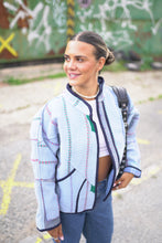 Lade das Bild in den Galerie-Viewer, Kurze Kantha-Jacke