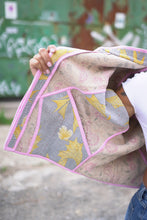 Lade das Bild in den Galerie-Viewer, Kurze Kantha-Jacke
