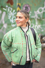 Lade das Bild in den Galerie-Viewer, Kurze Kantha-Jacke