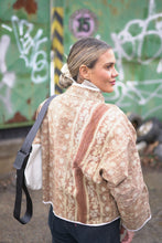 Lade das Bild in den Galerie-Viewer, Kurze Kantha-Jacke
