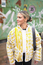 Lade das Bild in den Galerie-Viewer, Kurze Kantha-Jacke
