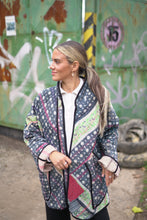 Lade das Bild in den Galerie-Viewer, Lange Kantha-Jacke
