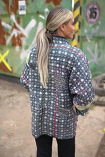 Lade das Bild in den Galerie-Viewer, Lange Kantha-Jacke
