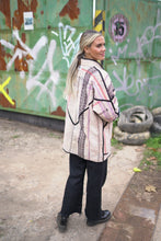 Lade das Bild in den Galerie-Viewer, Lange Kantha-Jacke
