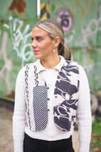 Lade das Bild in den Galerie-Viewer, Kantha Bae Weste
