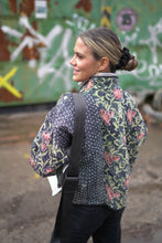 Načíst obrázek do prohlížeče Galerie, Bunda Kantha Short
