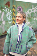 Lade das Bild in den Galerie-Viewer, Kurze Kantha-Jacke
