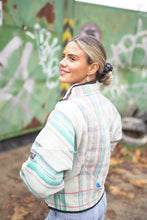 Lade das Bild in den Galerie-Viewer, Kurze Kantha-Jacke
