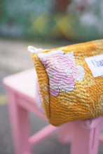 Lade das Bild in den Galerie-Viewer, Krishna-Tasche
