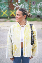 Lade das Bild in den Galerie-Viewer, Kurze Kantha-Jacke
