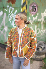 Lade das Bild in den Galerie-Viewer, Kurze Kantha-Jacke
