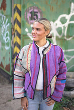 Lade das Bild in den Galerie-Viewer, Kurze Kantha-Jacke
