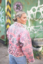 Lade das Bild in den Galerie-Viewer, Kurze Kantha-Jacke

