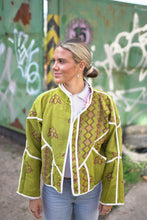Lade das Bild in den Galerie-Viewer, Kurze Kantha-Jacke
