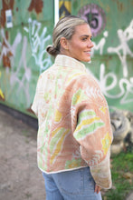 Lade das Bild in den Galerie-Viewer, Kurze Kantha-Jacke
