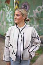 Lade das Bild in den Galerie-Viewer, Kurze Kantha-Jacke
