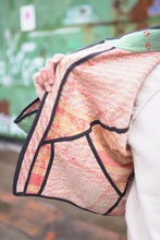 Lade das Bild in den Galerie-Viewer, Kurze Kantha-Jacke
