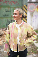 Lade das Bild in den Galerie-Viewer, Kurze Kantha-Jacke
