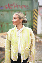 Lade das Bild in den Galerie-Viewer, Kurze Kantha-Jacke
