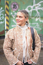 Lade das Bild in den Galerie-Viewer, Kurze Kantha-Jacke

